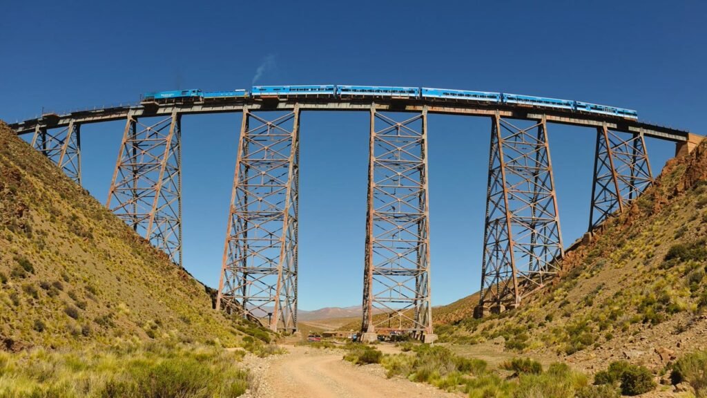 O “Trem para as Nuvens”: ferrovia que sobe a 4.200 metros na montanha, atravessa viadutos vertiginosos e toca o céu
