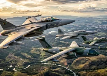 A 130 km de Brasília, a cidade que abriga as asas que protegem o Brasil e fábricas que suprem o país de remédios