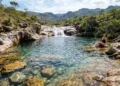 O vilarejo que guarda as piscinas naturais mais lindas de Minas Gerais