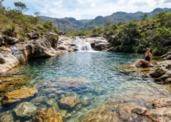 O vilarejo que guarda as piscinas naturais mais lindas de Minas Gerais