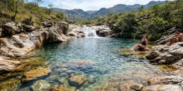 Esse vilarejo guarda as piscinas naturais mais lindas de Minas Gerais