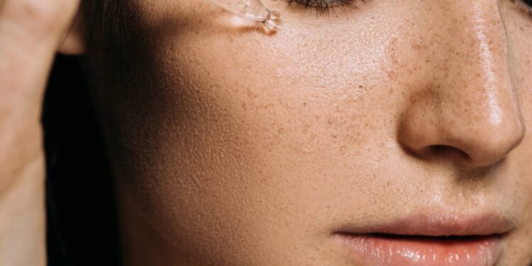 O sérum facial é um produto bem leve, geralmente aquoso ou em gel, com alta concentração de ativos como ácido hialurônico - Créditos: depositphotos.com / IgorVetushko