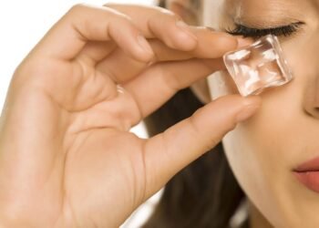 Nem corretivo, nem filtros: como as compressas naturais conseguem desinchar o olhar logo ao acordar