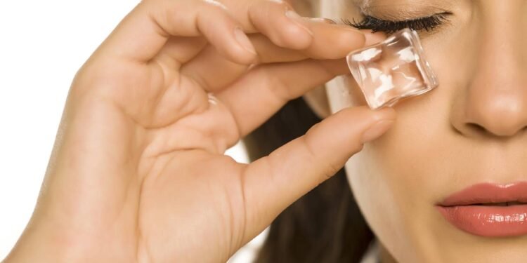 Uma das formas mais simples de suavizar olheiras e bolsas sob os olhos é usar compressas frias. - Créditos: depositphotos.com / VGeorgiev