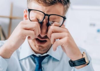 O erro bobo ao usar o celular que está acabando com a sua visão e causando dor de cabeça