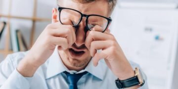 O erro bobo ao usar o celular que está acabando com a sua visão e causando dor de cabeça