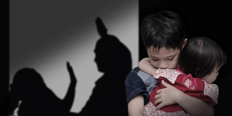 Em algumas famílias, falar pouco funciona como estratégia para evitar brigas ou magoar ainda mais - Créditos: depositphotos.com / parinyabinsuk