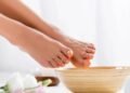 A sutil diferença entre um banho comum e o ritual de imersão que alivia o latejar dos pés cansados