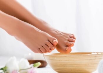 A sutil diferença entre um banho comum e o ritual de imersão que alivia o latejar dos pés cansados