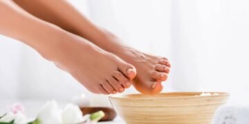 A sutil diferença entre um banho comum e o ritual de imersão que alivia o latejar dos pés cansados