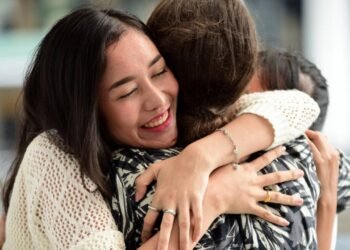 Psicologia revela: “Pessoas gentis demais parecem sempre rodeadas, mas se sentem sozinhas por dentro”