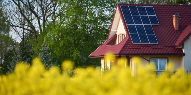 O valor de um sistema de energia solar em casa varia conforme o tamanho da instalação e o consumo que se deseja compensar. - Créditos: depositphotos.com / barytek