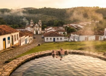 A única cidade do Brasil construída dentro de uma cratera vulcânica fica em Minas Gerais e guarda piscinas naturais de água quente com 45 °C