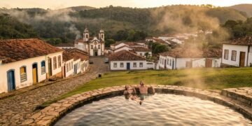 A única cidade do Brasil construída dentro de uma cratera vulcânica fica em Minas Gerais e guarda piscinas naturais de água quente com 45 °C