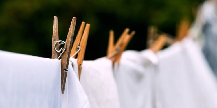 Sem vento, forma-se uma camada de ar úmido bem perto da roupa, como se fosse um cobertor de umidade - Créditos: depositphotos.com / Altinosmanaj