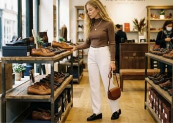 O sapato diferente que está fazendo mulheres abandonarem o tênis e mudando o jeito de se vestir em 2026
