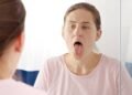 Língua esbranquiçada ao acordar: o sinal do corpo que muita gente ignora