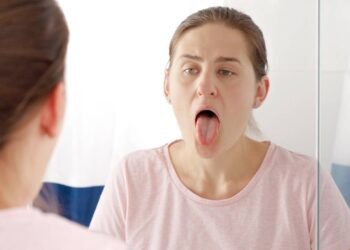 Língua esbranquiçada ao acordar: o sinal do corpo que muita gente ignora