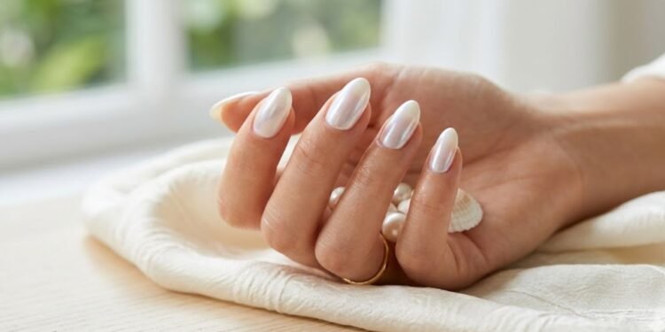 Para compreender o sucesso atual das unhas aperoladas, precisamos observar como o minimalismo sofisticad