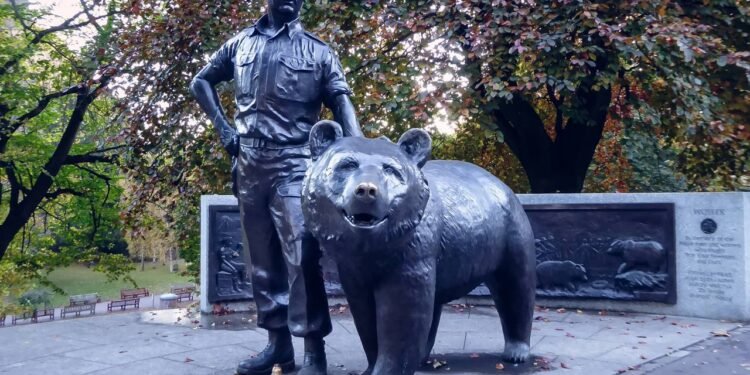 A palavra-chave central deste tema é urso Wojtek, nome que em polonês pode ser traduzido como - Créditos: depositphotos.com / sugoniaev