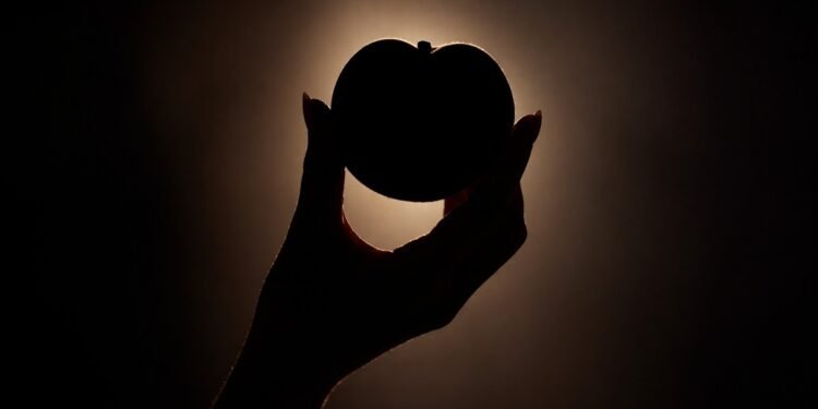 Consumo de pêssego oferece hidratação profunda e antioxidantes vitais para a longevidade feminina