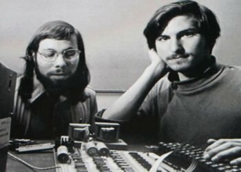 Ele ajudou a fundar a Apple, foi esquecido, vendeu suas ações por US$ 800 e hoje elas valem US$ 340 bilhões