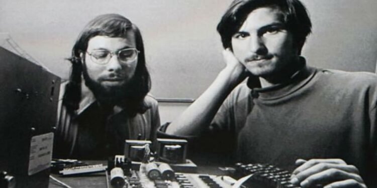 Ele ajudou a fundar a Apple, foi esquecido, vendeu suas ações por US$ 800 e hoje elas valem US$ 340 bilhões