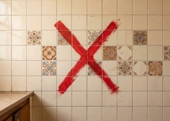Adeus às paredes com azulejos: a tendência que é fácil de instalar e que está dominando as casas em 2026