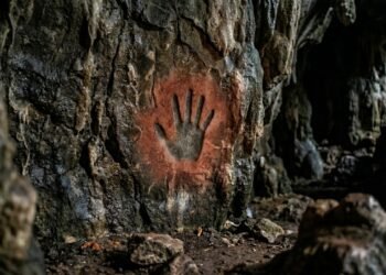 Uma pintura de mão com quase 68 mil anos na Indonésia pode estar mudando tudo o que sabemos sobre o início da arte humana no planeta