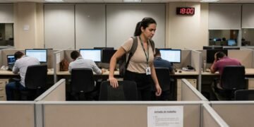 Sair no horário pode gerar demissão e entender a lei evita perder direitos no trabalho