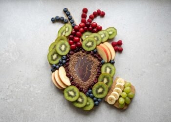 Comer banana, uva e manga à noite pode não ser ideal e cardiologista explica o motivo