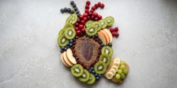 Comer banana, uva e manga à noite pode não ser ideal e cardiologista explica o motivo