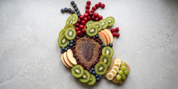 Comer banana, uva e manga à noite pode não ser ideal e cardiologista explica o motivo