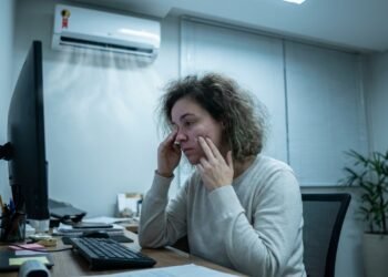 Por que o ar-condicionado resseca tanto e como reduzir esse impacto sem abrir mão do conforto