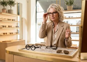 5 óculos que rejuvenescem e valorizam mulheres 50+ com elegância e leveza