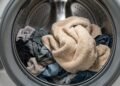 Adeus cheiro de umidade nas roupas, o truque simples na máquina que virou tendência nas casas