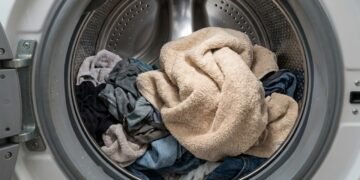 Adeus cheiro de umidade nas roupas, o truque simples na máquina que virou tendência nas casas