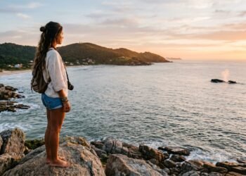 O vilarejo de pescadores catarinense que encanta visitantes do mundo inteiro e ainda recebe baleias visíveis da areia