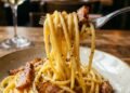 Faça uma carbonara perfeita, sem erros, com o passo a passo simples que garante sabor e textura na medida certa