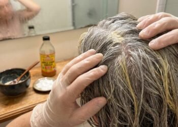 Aplicar vinagre e bicarbonato de sódio nos cabelos branco: como fazer corretamente e para que serve