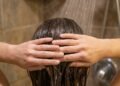 Os cabeleireiros concordam: lavar o cabelo nessa temperatura específica melhora o efeito dos produtos
