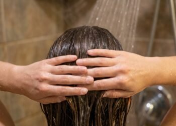 Os cabeleireiros concordam: lavar o cabelo nessa temperatura específica melhora o efeito dos produtos