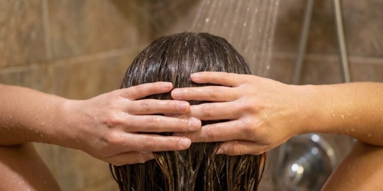 Os cabeleireiros concordam: lavar o cabelo nessa temperatura específica melhora o efeito dos produtos