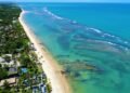 Fundada em 1549 com 5 praias paradisíacas e falésias coloridas: a vila baiana onde os carros param na balsa do Rio Buranhém