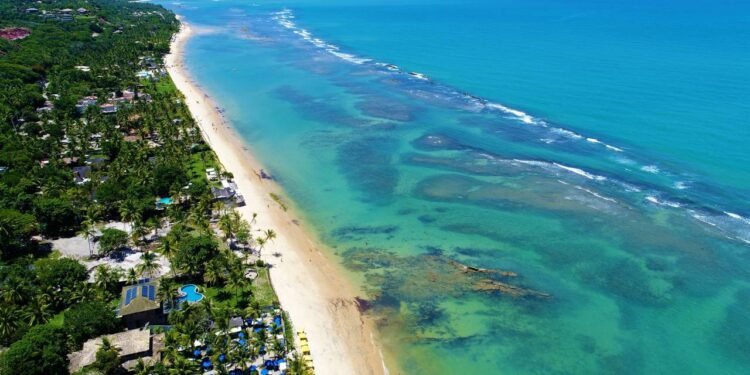 Fundada em 1549 com 5 praias paradisíacas e falésias coloridas: a vila baiana onde os carros param na balsa do Rio Buranhém
