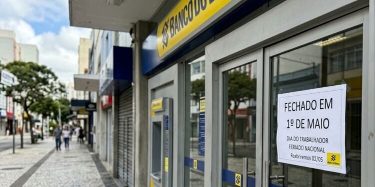 Bancos mudam funcionamento a partir de Maio
