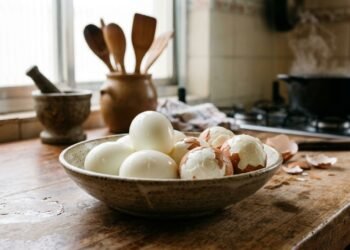 Pare de sofrer com casca grudada e veja como descascar ovos cozidos de forma rápida e sem desperdício