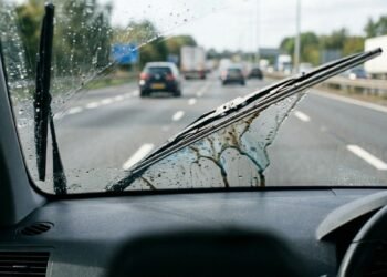 Pare de gastar com limpa para-brisa para o seu carro e prepare essa receita caseira que limpa rápido e funciona de verdade