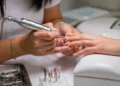Unhas quadradas voltam à moda e deixam as mãos mais elegantes