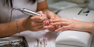Unhas quadradas voltam à moda e deixam as mãos mais elegantes